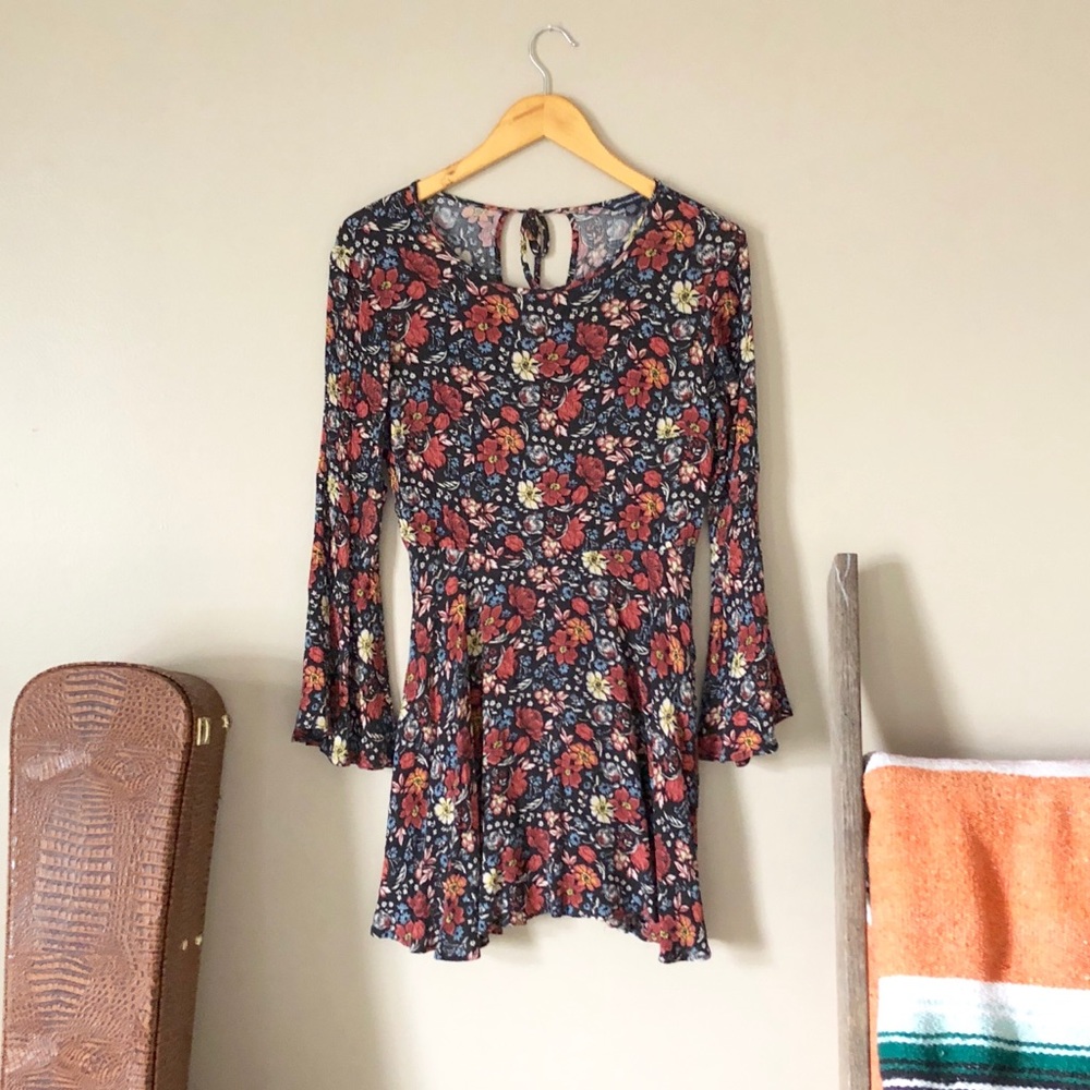 🌹 AE Bell Sleeve Floral Dress w/ Keyhole Back
